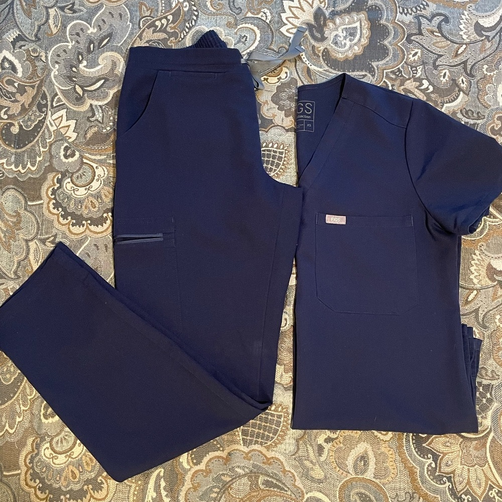 Set of scrubs navy blue, good condition, size XS both pieces.
